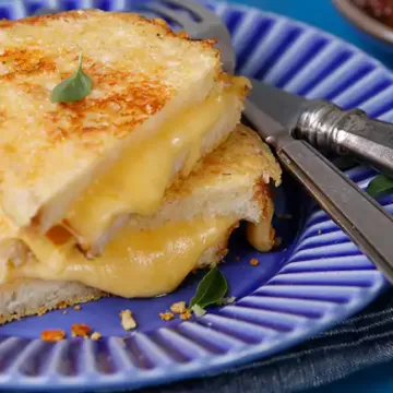 Queijo quente com crosta de parmesão