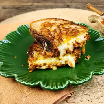 Queijo quente com pesto de tomate seco