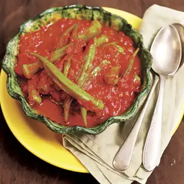Quiabo cozido no molho de tomate