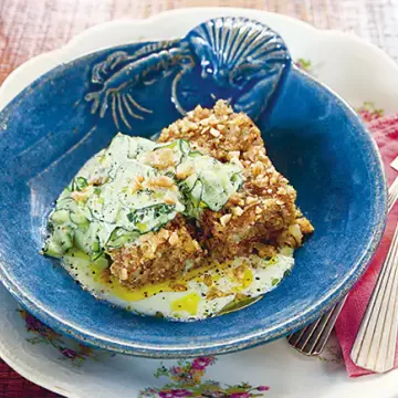Quibe de peixe com saladinha de pepino, hortelã e iogurte