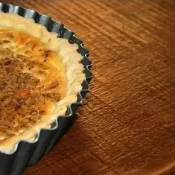 Quiche de cebola caramelizada com queijo