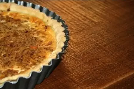 Receita de Quiche de cebola caramelizada com queijo