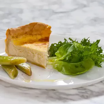 Quiche de queijo minas com alho-poró assado