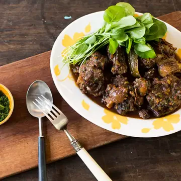 Rabada com molho de tomate e vinho