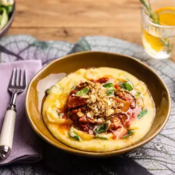 Ragu mediterrâneo de legumes com polenta