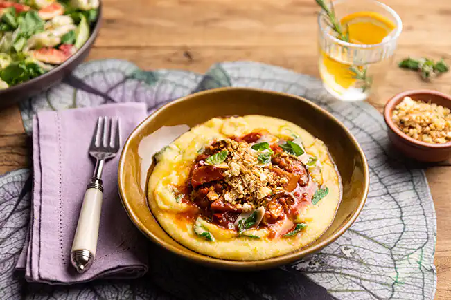 Ragu mediterrâneo de legumes com polenta