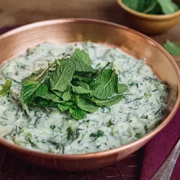 Raita de pepino com coentro e hortelã