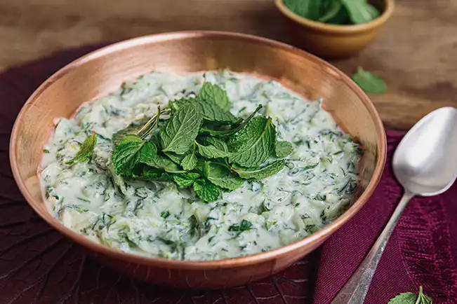 Raita de pepino com coentro e hortelã