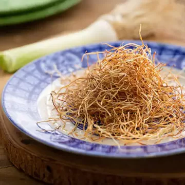 Raiz de alho-poró frita