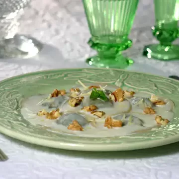 Ravióli de escarola com nozes ao molho branco