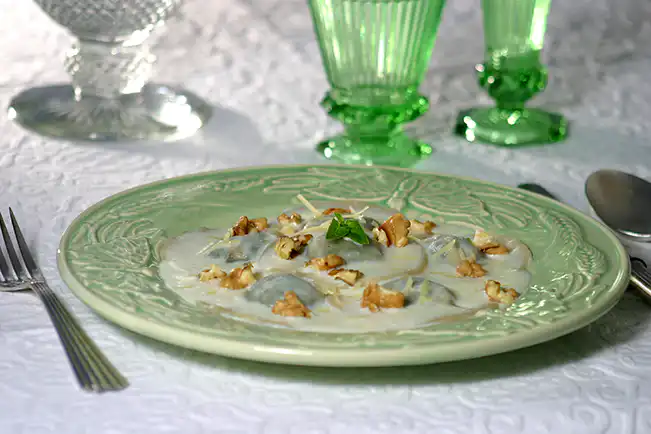 Ravióli de escarola com nozes ao molho branco