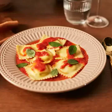 Ravióli de ricota e molho de tomate