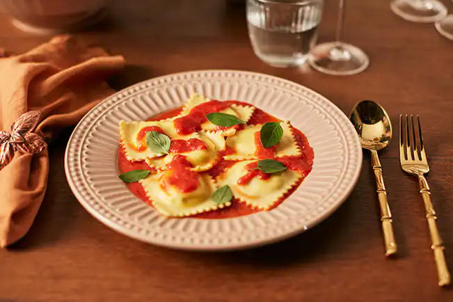Ravióli de ricota e molho de tomate