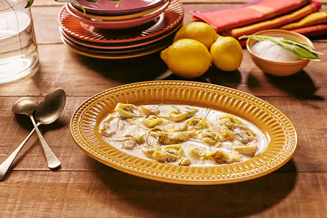 Ravióli plin de carne de panela com molho de limão