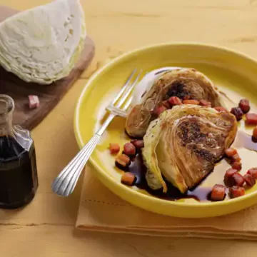 Repolho grelhado com bacon para um