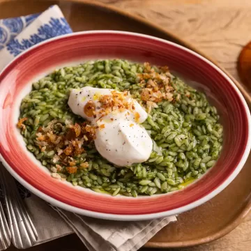 Risoni de espinafre com gengibre, iogurte e farofinha de pão