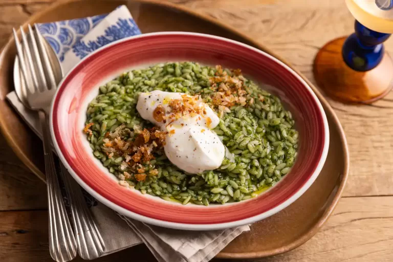 Receita de Risoni de espinafre com gengibre, iogurte e farofinha de pão