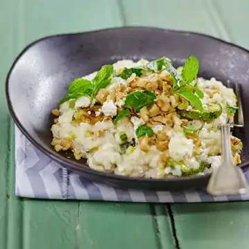 Risoto de abobrinha com ricota, nozes e hortelã