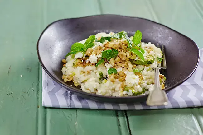 Receita de Risoto de abobrinha com ricota, nozes e hortelã