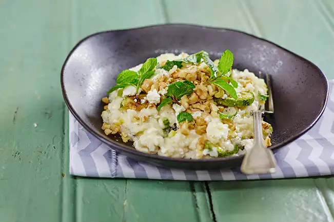 Risoto de abobrinha com ricota, nozes e hortelã