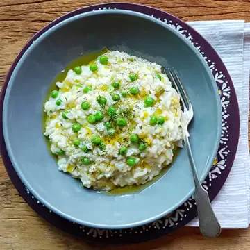 Risoto de alho-poró com ervilhas e ervas