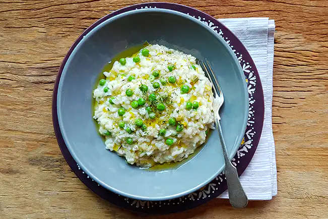 Risoto de alho-poró com ervilhas e ervas