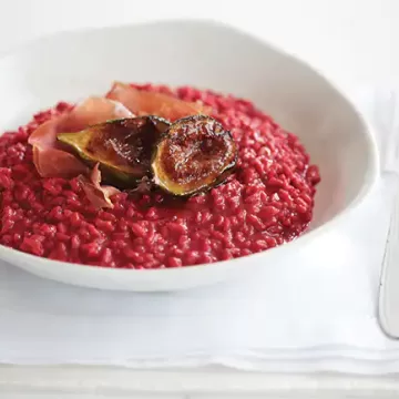 Risoto de beterraba com figo e presunto cru