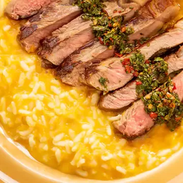 Risoto de cenoura na pressão com bife