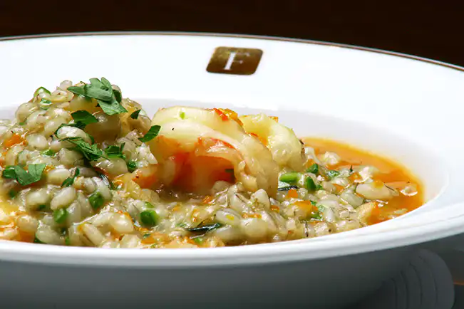 Risoto de cevada e camarão no próprio molho