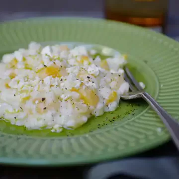 Risoto de damasco, queijo meia-cura e limão em uma panela só
