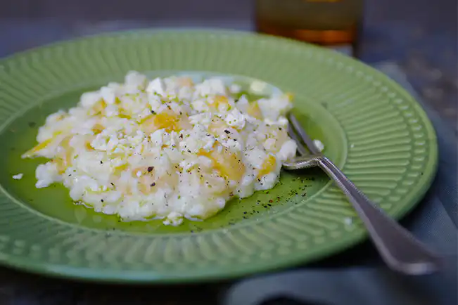 Risoto de damasco, queijo meia-cura e limão em uma panela só