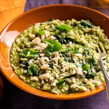 Risoto de espinafre com uva-passa