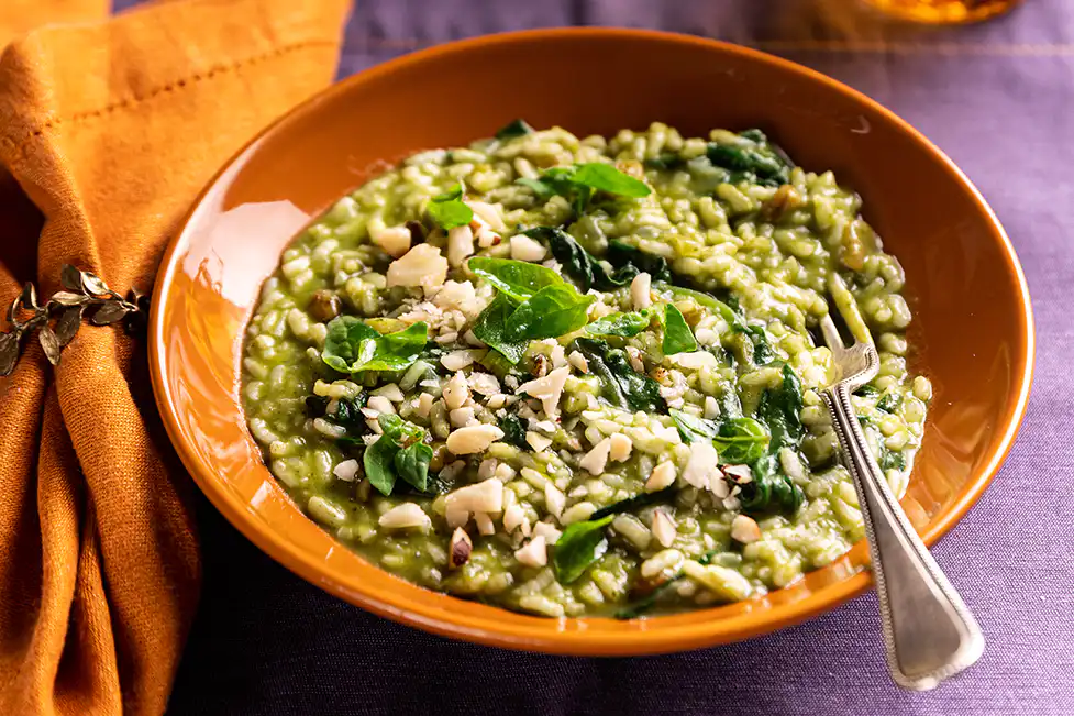 Risoto de espinafre com uva-passa