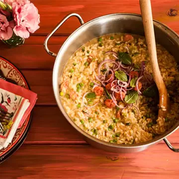 Risoto de linguiça com ervilha fresca e hortelã