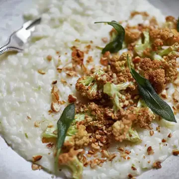 Risoto de queijo com couve-flor e sálvia crocantes