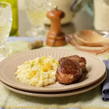 Risoto de queijo e damasco na pressão com medalhão grelhado