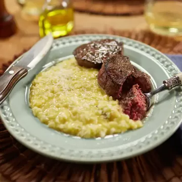 Risoto de queijo na pressão com medalhão grelhado