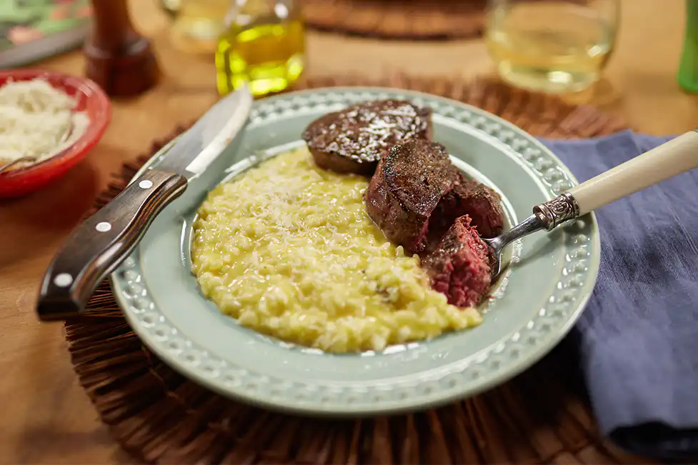 Risoto de queijo na pressão com medalhão grelhado