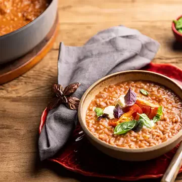 Risoto de tomate com salada caprese