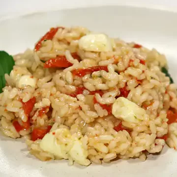 Risoto de tomate seco, muçarela de búfala e manjericão