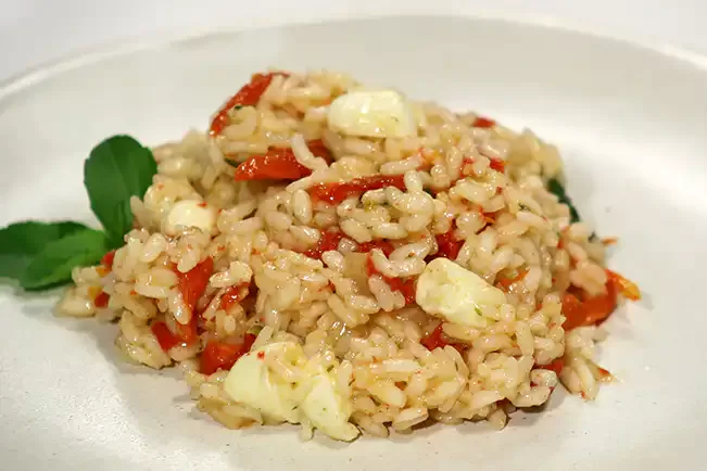 Receita de Risoto de tomate seco, muçarela de búfala e manjericão