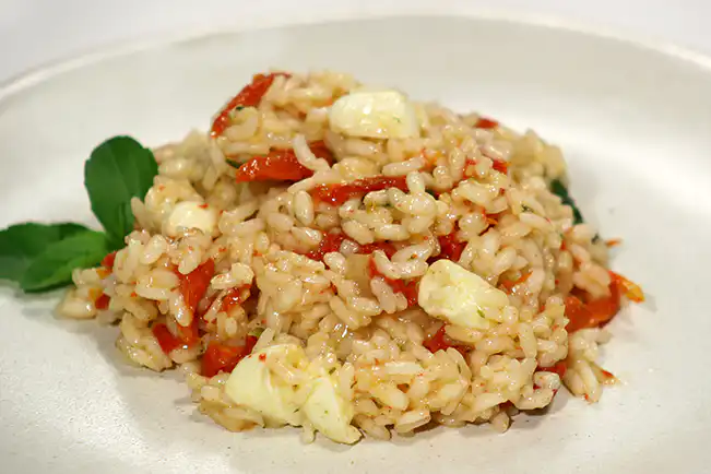 Risoto de tomate seco, muçarela de búfala e manjericão