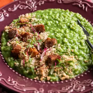 Risoto verde de couve com barriga de porco