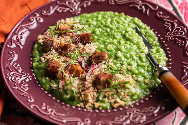 Risoto verde de couve com barriga de porco