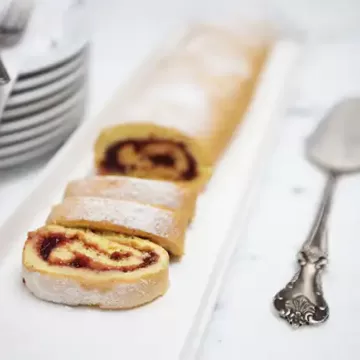 Rocambole com geleia de framboesa