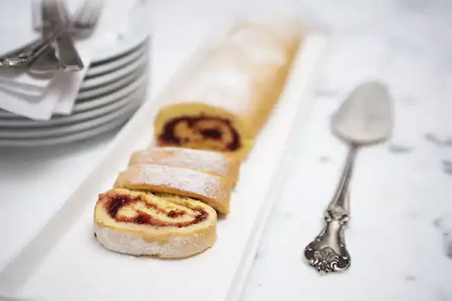 Receita de Rocambole com geleia de framboesa