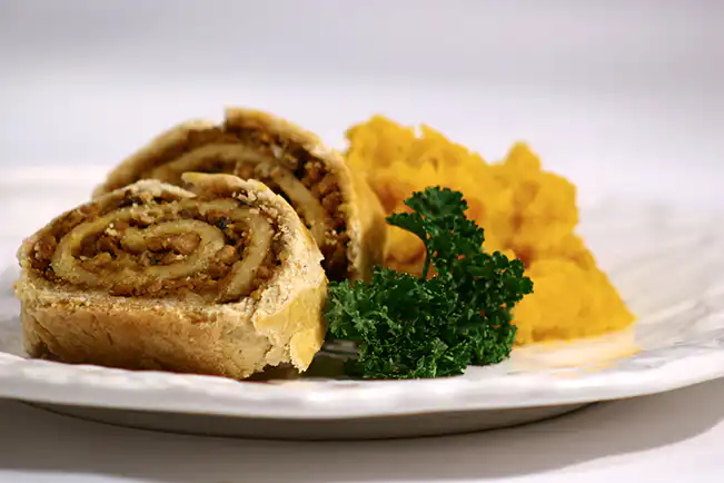 Rocambole de carne com purê de abóbora