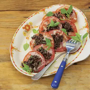 Rodelas de tomate assadas com parmesão e azeitona preta