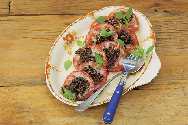 Rodelas de tomate assadas com parmesão e azeitona preta