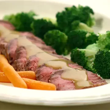 Rosbife com legumes salteados